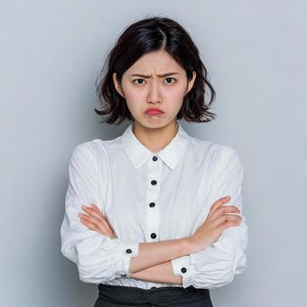 オフィスでの不満を表す女性の姿 オフィスでの不満を表す女性の姿の写真