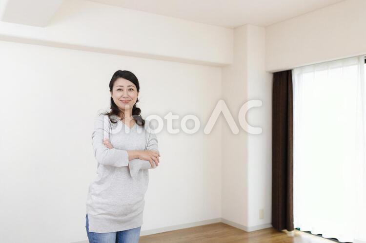 女性と住宅イメージ 住宅,家,建築の写真素材