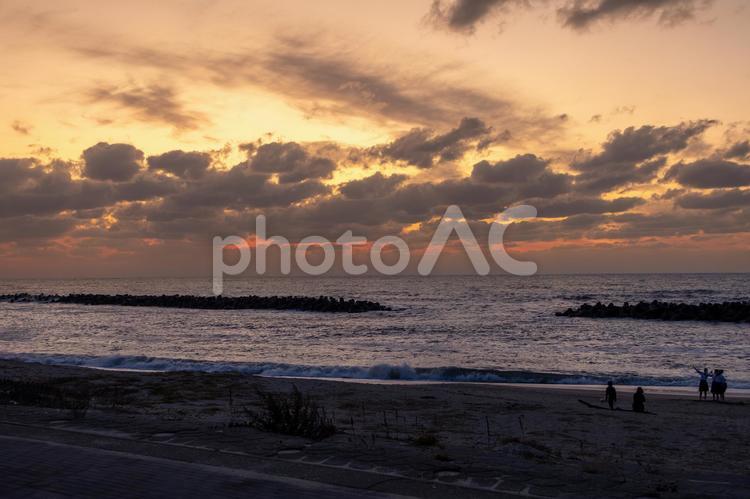 新潟瀬波温泉の夕暮れに海で遊ぶシルエット 新潟,瀬波温泉,村上の写真素材