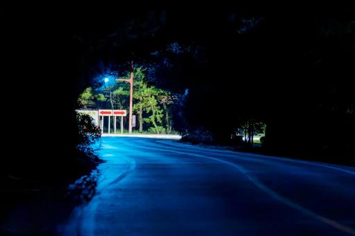 暗闇の中の青信号 暗闇の中の青信号 信号機,青信号,青の写真素材