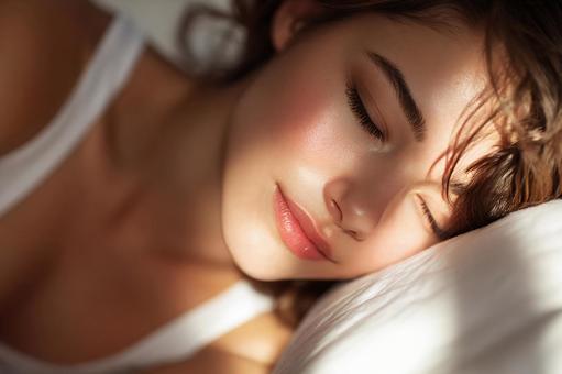 平和な朝：ベッドで眠る女性の写真