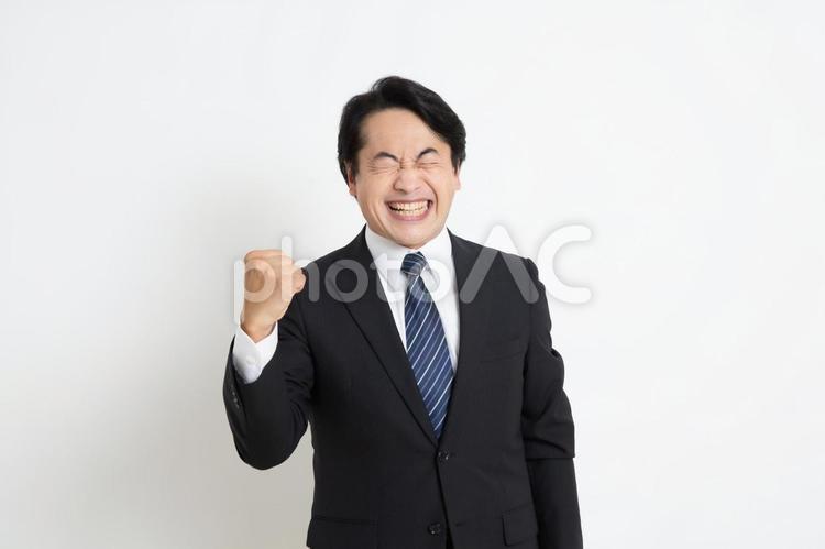 ガッツポーズをしている中年のサラリーマン男性 中年,上司,会社員の写真素材