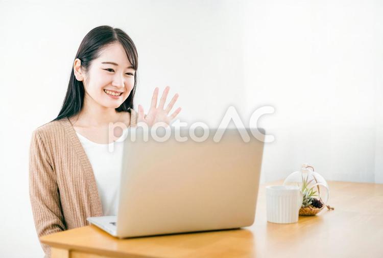 パソコンを使ってweb会議をする女性 パソコン,web会議,テレビ電話の写真素材