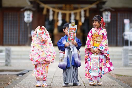 着物と袴の子どもたち 着物と袴の子どもたちの写真