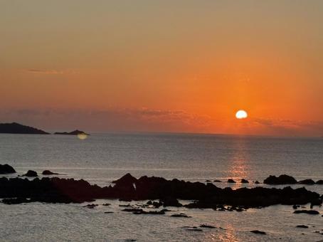 海から見える日の出 朝焼け,海,風景の写真素材