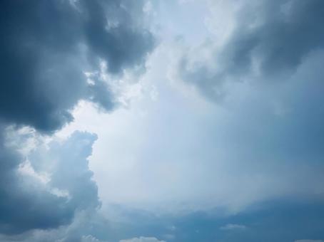 雲の切れ間から差し込む光 雲の切れ間から差し込む光の写真