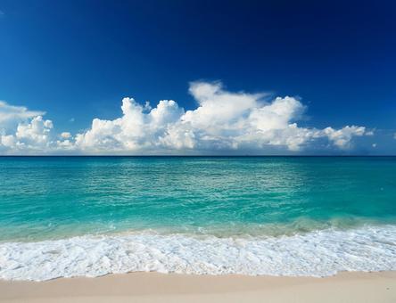 夏のコバルトブルーの海と青空 夏のコバルトブルーの海と青空の写真