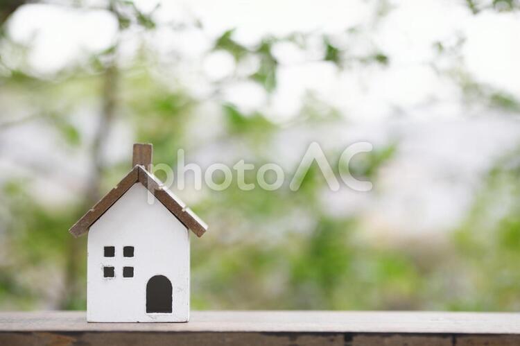 住宅模型と緑ぼかし 住宅,家,建築の写真素材