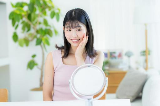 スキンケアをする女性 スキンケアをする女性の写真