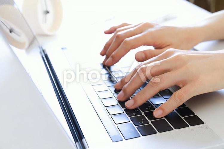 パソコンを使う手元　ビジネス素材 パソコン,ビジネス,業務の写真素材