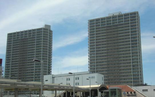 JR高槻駅前の高層マンション JR高槻駅前の高層マンションの写真