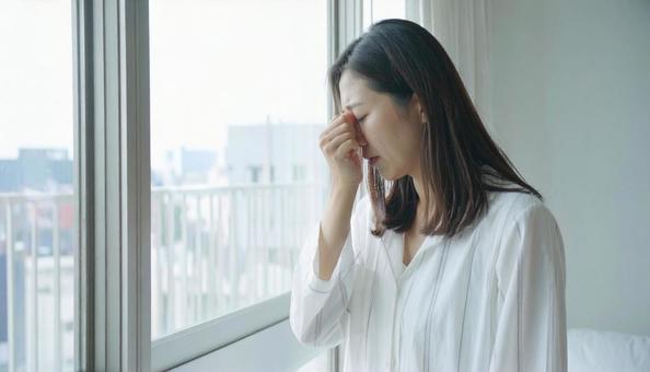 起床時に寝不足と疲労と体調不良の女性 起床時に寝不足と疲労と体調不良の女性の写真