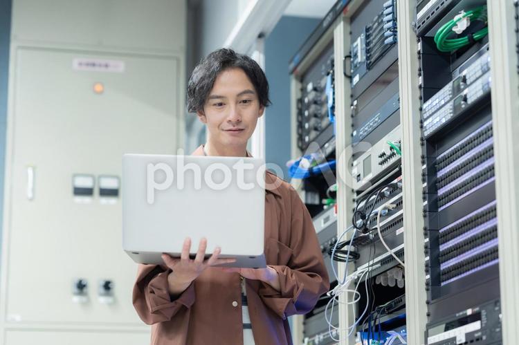 サーバーをメンテナンスするエンジニア エンジニア,サーバールーム,メンテナンスの写真素材