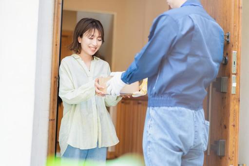 宅配便・デリバリーを受け取る若い女性 宅配便・デリバリーを受け取る若い女性 ネットショッピング,渡す,小包の写真素材