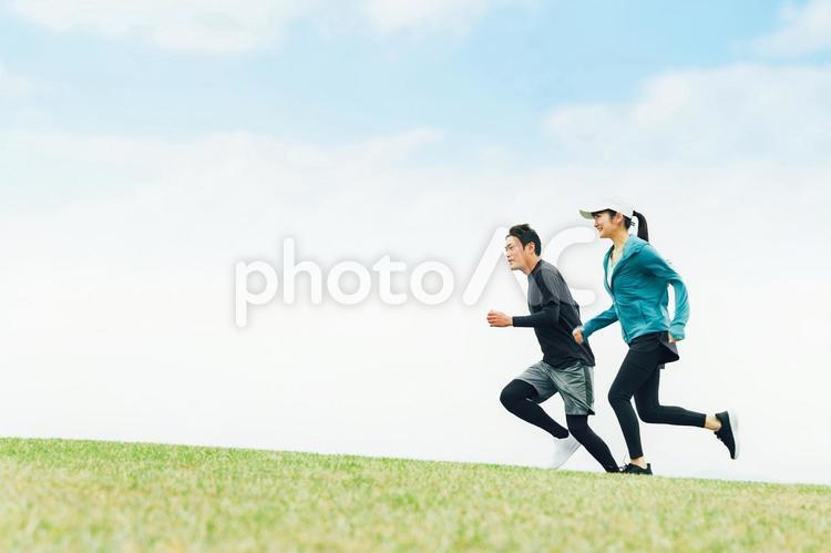 ランニングするアジア人の男女（走る） 走る,ランニング,ジョギングの写真素材