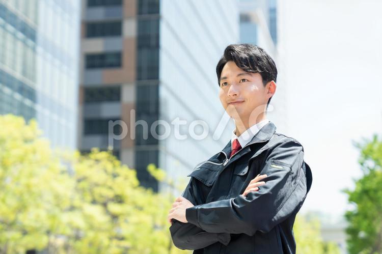 腕組みをする若い作業員の男性 作業員,男性,日本人の写真素材