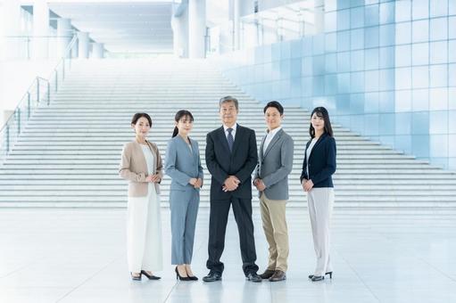 並んで立つビジネスパーソン 並んで立つビジネスパーソン ビジネスマン,ビジネスウーマン,笑顔の写真素材