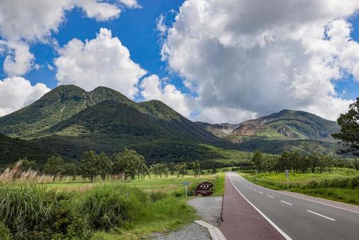 夏の長者原と九重連山 夏の長者原と九重連山 くじゅう連山,長者原,三俣山の写真素材