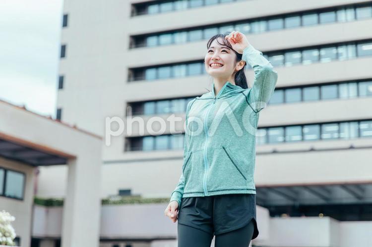 都会でトレーニングする女性（汗） 汗,運動,デトックスの写真素材
