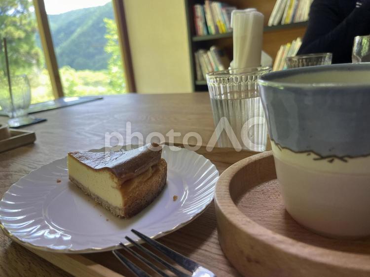 チーズケーキとコーヒーでゆっくりした時間 食べ物,おいしい,木のテーブルの写真素材
