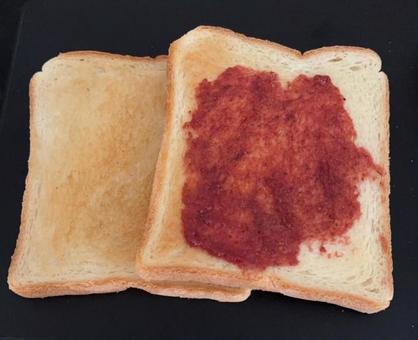 いちごジャムとココナッツオイルのトースト いちごジャムとココナッツオイルのトーストの写真