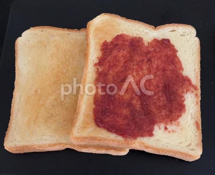 いちごジャムとココナッツオイルのトースト 昼食,いちごジャム,ココナッツオイルの写真素材