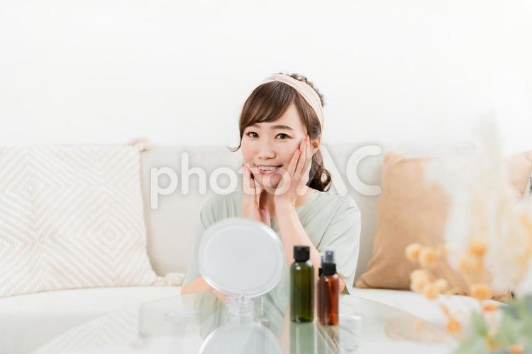 基礎化粧品・コスメを使う日本人女性 スキンケア,化粧水,化粧品の写真素材