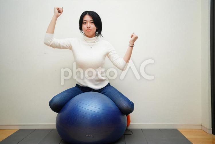 健康的なイメージ/ヨガをする女性 20代,屋内,女性の写真素材