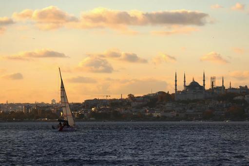 夕暮れのヨットとモスク トルコ,ヨット,モスクの写真素材