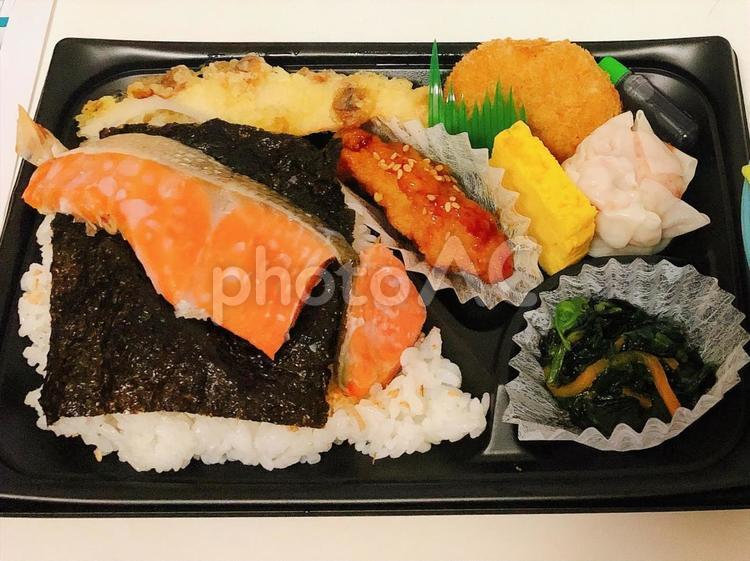 東京、スーパーの鮭のり弁 東京,お弁当,弁当の写真素材
