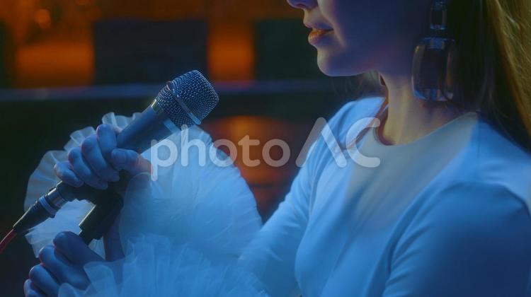 マイクを持ち歌う女性の口元 女性,マイク,持つの写真素材