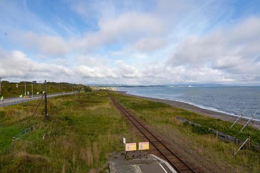 ローカル線の線路が海の近くに伸びる風景1 ローカル線の線路が海の近くに伸びる風景1の写真