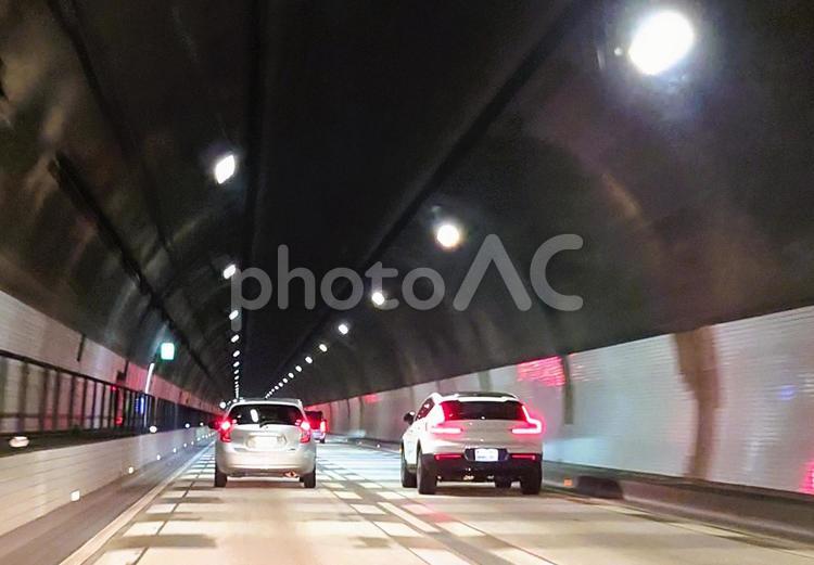 追い越しをかける車とトンネル内の歩道 トンネル,ドライブ,追い越しの写真素材