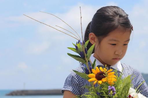 花を持つ少女3 花を持つ少女3 女の子,海,花の写真素材