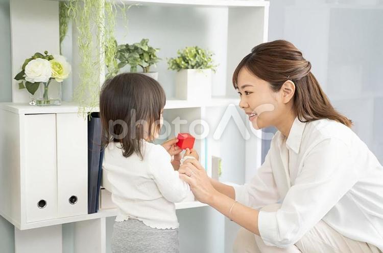 母親と一緒に片付けをする女の子 遊ぶ,子供,片付けの写真素材