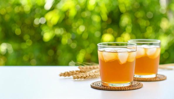 麦茶 夏 ガラスのコップ 氷入り 麦茶 夏 ガラスのコップ 氷入りの写真