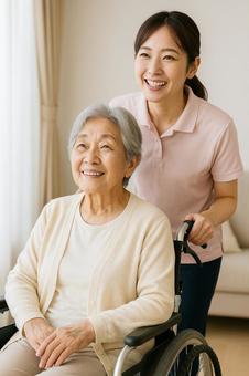 車椅子に座った高齢女性と介護士 車椅子に座った高齢女性と介護士の写真