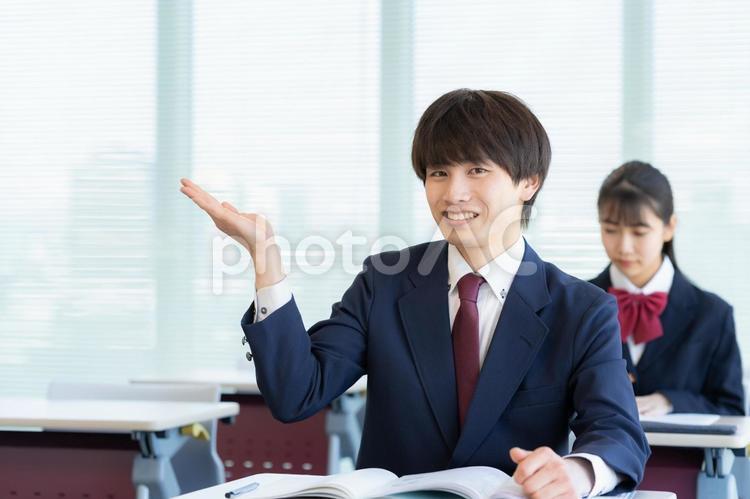 学校で勉強をする男女の高校生 教育,塾,勉強の写真素材