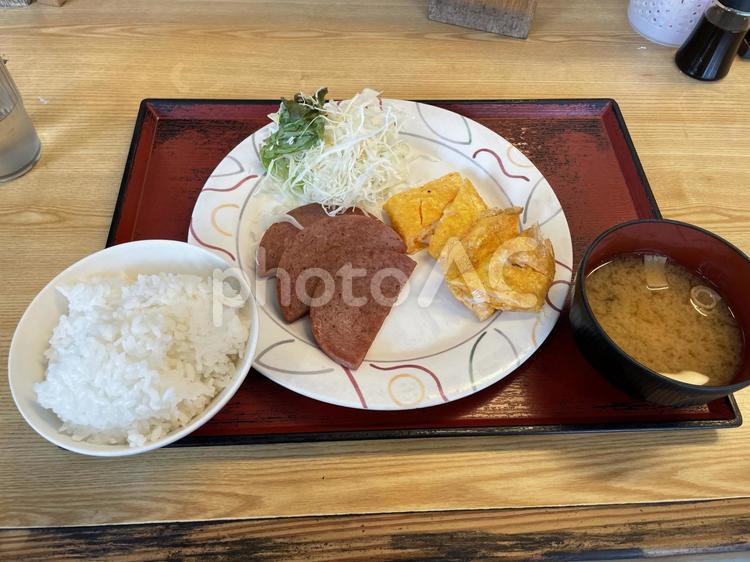 沖縄のソウルフード「ポーク玉子定食」 沖縄,ソウルフード,ポーク玉子の写真素材