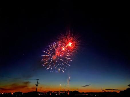 12月澄んだ夕焼け空に絵画風花火(2) 12月澄んだ夕焼け空に絵画風花火(2)の写真