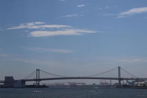 青空と吊り橋と海と港湾の街並み 青空と吊り橋と海と港湾の街並みの写真