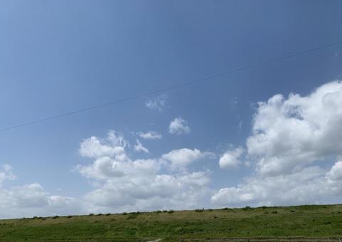空と土手の写真