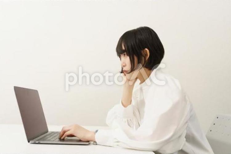 オフィスでパソコン操作をする女性のイメージ 仕事,ビジネス,女性の写真素材