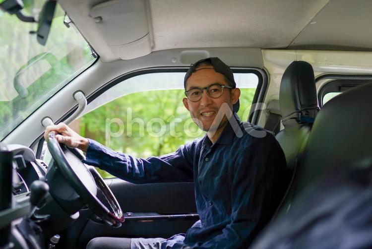 笑顔で運転する男性 笑顔,男性,車の写真素材