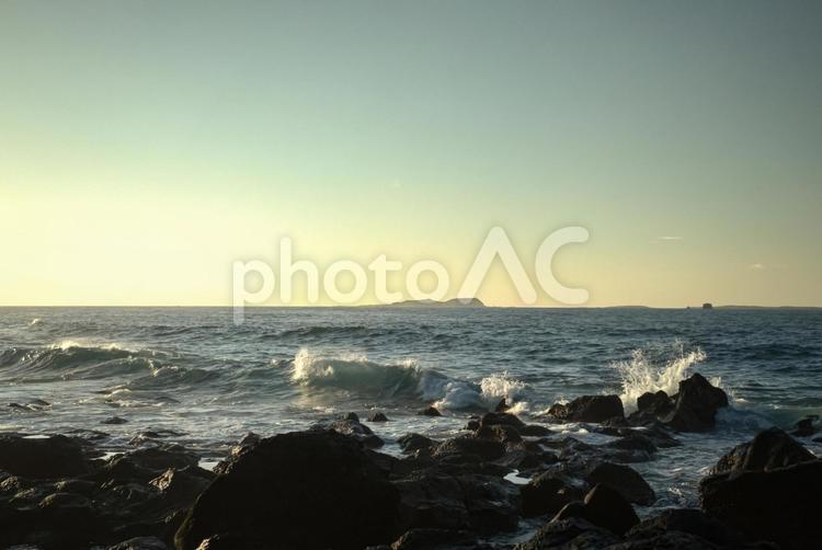＜五島の風景＞鐙瀬溶岩海岸の夜明けの波 海,波,飛沫の写真素材