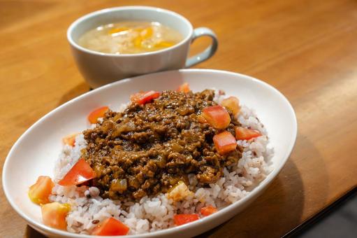 ドライカレーの夕食 ドライカレーの夕食の写真