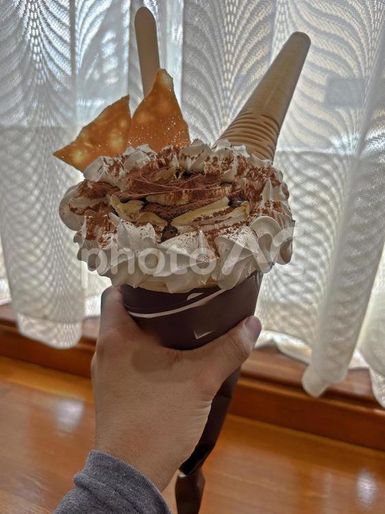 濃厚な巨大ティラミスクレープ クレープ,ティラミス,コーンの写真素材