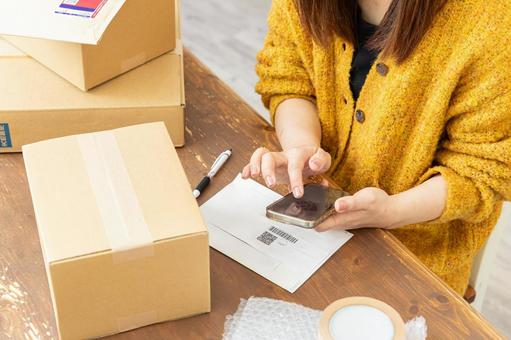 荷物の発送準備をする女性 配送,配達,段ボールの写真素材