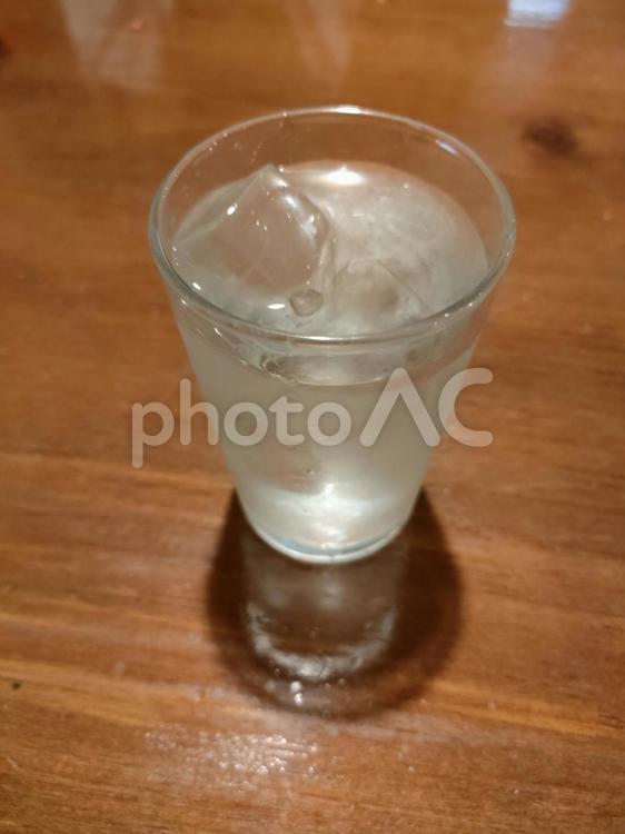 木目テーブルに置かれた一杯の水 コップ,ガラス,グラスの写真素材