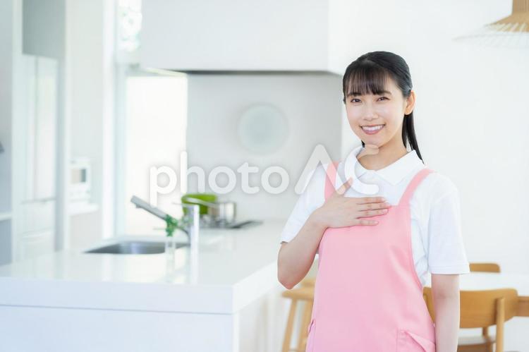 訪問介護をする介護士の女性 介護,介護士,女性の写真素材